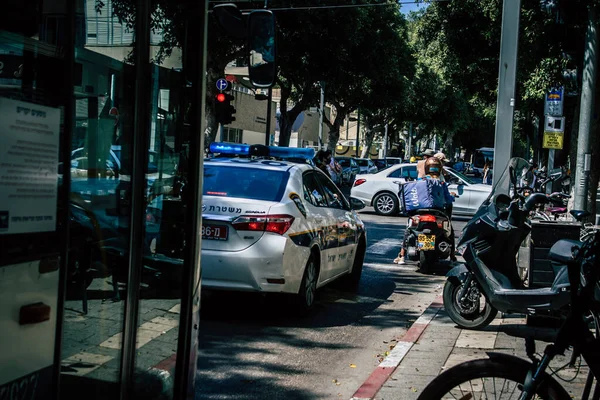Tel Aviv İsrail 3 Mayıs 2020 Tel Aviv 'deki Dizengoff caddesinde Coronavirus salgını sırasında bir İsrail polis aracının görüntüsü