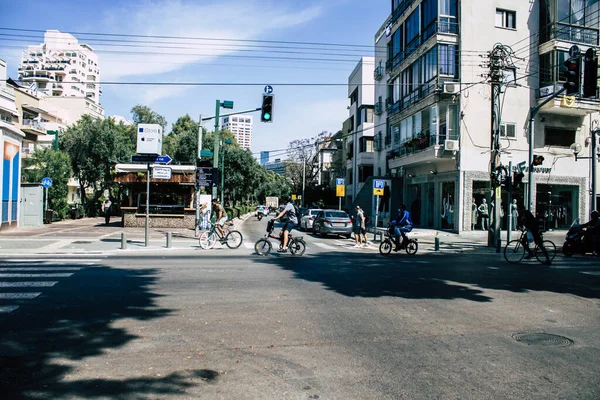 以色列特拉维夫2020年5月3日 一名以色列民众在特拉维夫迪森戈夫街 Dizengoff Street 上翻滚 — 图库照片