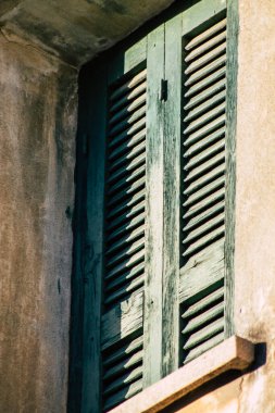 Limasol Kıbrıs Rum Kesimi 05 Mayıs 2020 'de öğleden sonra Limasol sokaklarında bir binanın cephesine yakın çekim