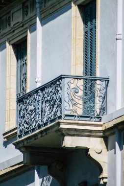 Limasol Kıbrıs Rum Kesimi 05 Mayıs 2020 'de öğleden sonra Limasol sokaklarında bir binanın cephesine yakın çekim