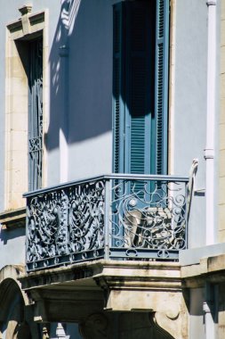 Limasol Kıbrıs Rum Kesimi 05 Mayıs 2020 'de öğleden sonra Limasol sokaklarında bir binanın cephesine yakın çekim