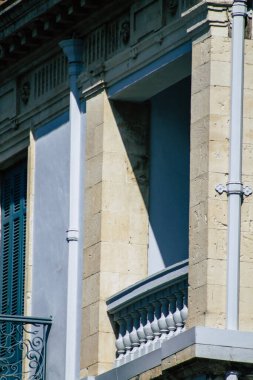 Limasol Kıbrıs Rum Kesimi 05 Mayıs 2020 'de öğleden sonra Limasol sokaklarında bir binanın cephesine yakın çekim