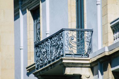 Limasol Kıbrıs Rum Kesimi 05 Mayıs 2020 'de öğleden sonra Limasol sokaklarında bir binanın cephesine yakın çekim