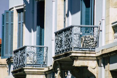 Limasol Kıbrıs Rum Kesimi 05 Mayıs 2020 'de öğleden sonra Limasol sokaklarında bir binanın cephesine yakın çekim