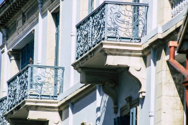 Limasol Kıbrıs Rum Kesimi 05 Mayıs 2020 'de öğleden sonra Limasol sokaklarında bir binanın cephesine yakın çekim