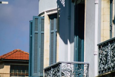 Limasol Kıbrıs Rum Kesimi 05 Mayıs 2020 'de öğleden sonra Limasol sokaklarında bir binanın cephesine yakın çekim