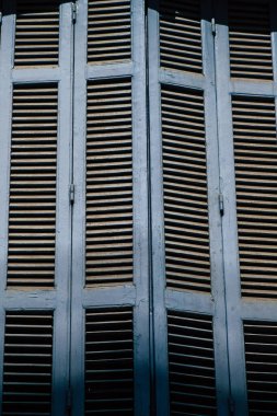 Limasol Kıbrıs Rum Kesimi 05 Mayıs 2020 'de öğleden sonra Limasol sokaklarında bir binanın cephesine yakın çekim