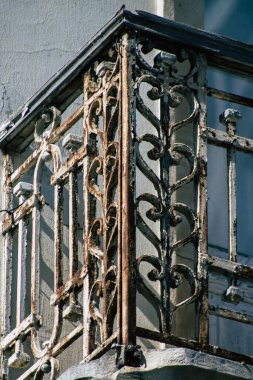 Limasol Kıbrıs Rum Kesimi 05 Mayıs 2020 'de öğleden sonra Limasol sokaklarında bir binanın cephesine yakın çekim