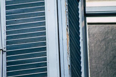 Limasol Kıbrıs Rum Kesimi 05 Mayıs 2020 'de öğleden sonra Limasol sokaklarında bir binanın cephesine yakın çekim