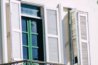 Limasol Kıbrıs Rum Kesimi 05 Mayıs 2020 'de öğleden sonra Limasol sokaklarında bir binanın cephesine yakın çekim