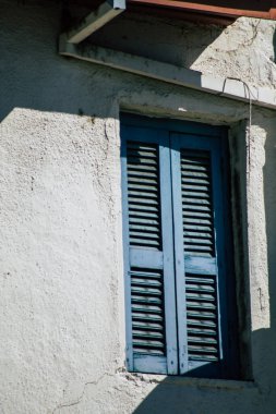 Limasol Kıbrıs Rum Kesimi 05 Mayıs 2020 'de öğleden sonra Limasol sokaklarında bir binanın cephesine yakın çekim