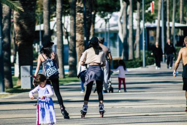 Limasol Kıbrıs Rum Kesimi 05 Mayıs 2020 Coronavirus salgını sırasında öğleden sonra Limasol sokaklarında yürüyen kimliği belirsiz kişilerin görüntüsü