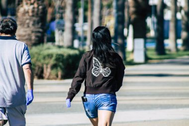 Limasol Kıbrıs Rum Kesimi 05 Mayıs 2020 Coronavirus salgını sırasında öğleden sonra Limasol sokaklarında yürüyen kimliği belirsiz kişilerin görüntüsü