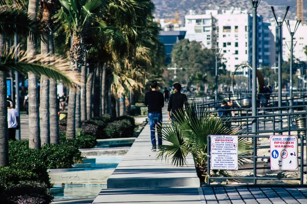 Limassolキプロス2020年5月5日コロナウイルス発生中の午後にLimassolの通りを歩いている正体不明の人々の眺め — ストック写真