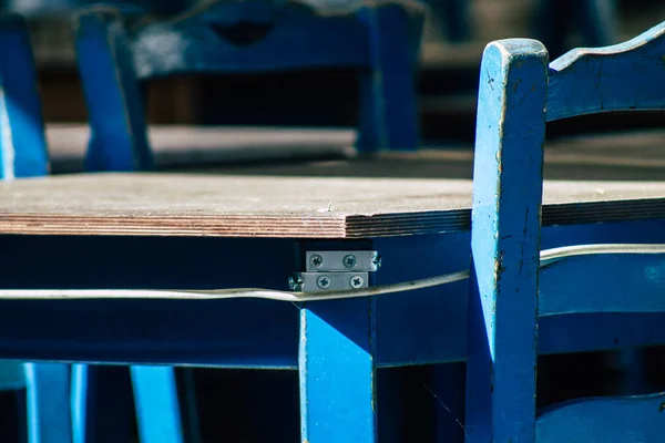 塞浦路斯利马索尔2020年5月5日在居民检疫期间 政府对公众开放的餐馆中的各种椅子和桌子进行观察 以防止考罗纳威病毒的蔓延 — 图库照片
