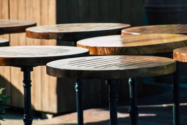 Limasol Kıbrıs Rum Kesimi 05 Mayıs 2020 Coronavirus 'un yayılmasını önlemek için nüfusun karantinası sırasında çeşitli sandalye ve masaların hükümetten kamuoyuna sunulması