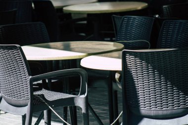 Limasol Kıbrıs Rum Kesimi 05 Mayıs 2020 Coronavirus 'un yayılmasını önlemek için nüfusun karantinası sırasında çeşitli sandalye ve masaların hükümetten kamuoyuna sunulması