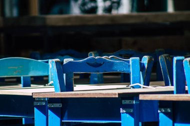 Limasol Kıbrıs Rum Kesimi 05 Mayıs 2020 Coronavirus 'un yayılmasını önlemek için nüfusun karantinası sırasında çeşitli sandalye ve masaların hükümetten kamuoyuna sunulması