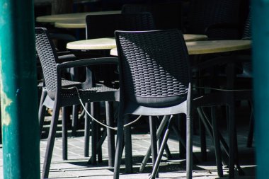 Limasol Kıbrıs Rum Kesimi 05 Mayıs 2020 Coronavirus 'un yayılmasını önlemek için nüfusun karantinası sırasında çeşitli sandalye ve masaların hükümetten kamuoyuna sunulması