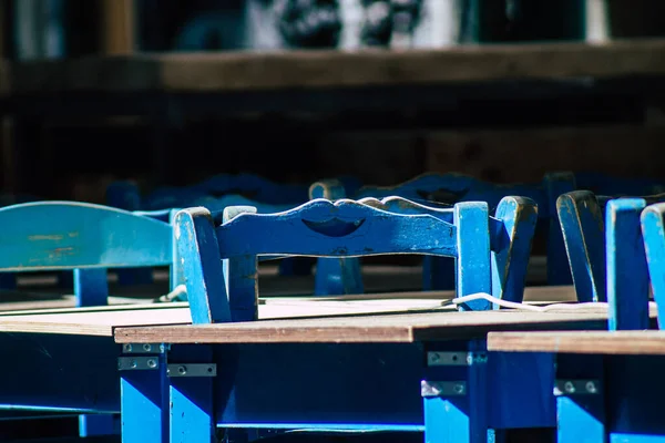 Limasol Kıbrıs Rum Kesimi 05 Mayıs 2020 Coronavirus 'un yayılmasını önlemek için nüfusun karantinası sırasında çeşitli sandalye ve masaların hükümetten kamuoyuna sunulması