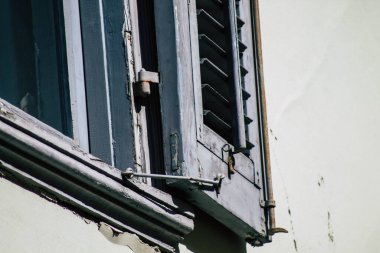 Limasol Kıbrıs Rum Kesimi 05 Mayıs 2020 'de öğleden sonra Limasol sokaklarında bir binanın cephesine yakın çekim