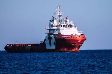 Limasol Kıbrıs Rum Kesimi 05 Mayıs 2020, Coronavirus salgını sırasında öğleden sonra Kıbrıs Rum Kesimi açıklarında Limasol kentine bakan bir geminin görüntüsü