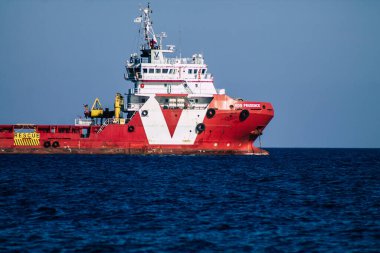 Limasol Kıbrıs Rum Kesimi 05 Mayıs 2020, Coronavirus salgını sırasında öğleden sonra Kıbrıs Rum Kesimi açıklarında Limasol kentine bakan bir geminin görüntüsü