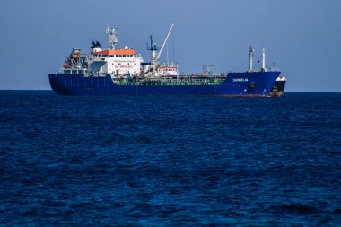 Limasol Kıbrıs Rum Kesimi 05 Mayıs 2020, Coronavirus salgını sırasında öğleden sonra Kıbrıs Rum Kesimi açıklarında Limasol kentine bakan bir geminin görüntüsü