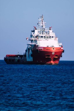 Limasol Kıbrıs Rum Kesimi 05 Mayıs 2020, Coronavirus salgını sırasında öğleden sonra Kıbrıs Rum Kesimi açıklarında Limasol kentine bakan bir geminin görüntüsü