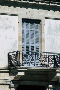 Limasol Kıbrıs Rum Kesimi 05 Mayıs 2020 'de öğleden sonra Limasol sokaklarında bir binanın cephesine yakın çekim