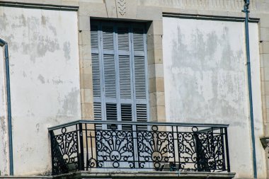 Limasol Kıbrıs Rum Kesimi 05 Mayıs 2020 'de öğleden sonra Limasol sokaklarında bir binanın cephesine yakın çekim