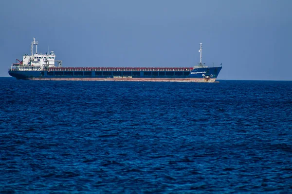 リマソールキプロス2020年5月5日コロナウイルス発生中の午後にリマソル市に面したキプロス沖の船の眺め — ストック写真