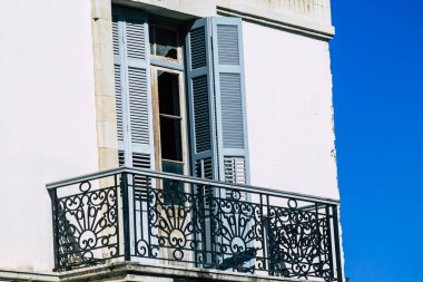 Limasol Kıbrıs Rum Kesimi 05 Mayıs 2020 'de öğleden sonra Limasol sokaklarında bir binanın cephesine yakın çekim