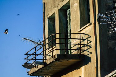 Limasol Kıbrıs Rum Kesimi 05 Mayıs 2020 'de öğleden sonra Limasol sokaklarında bir binanın cephesine yakın çekim