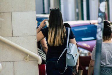 Limasol Kıbrıs Rum Kesimi 05 Mayıs 2020 Coronavirus salgını sırasında öğleden sonra Limasol sokaklarında yürüyen kimliği belirsiz kişilerin görüntüsü