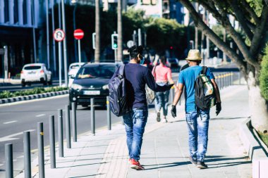 Limasol Kıbrıs Rum Kesimi 05 Mayıs 2020 Coronavirus salgını sırasında öğleden sonra Limasol sokaklarında yürüyen kimliği belirsiz kişilerin görüntüsü