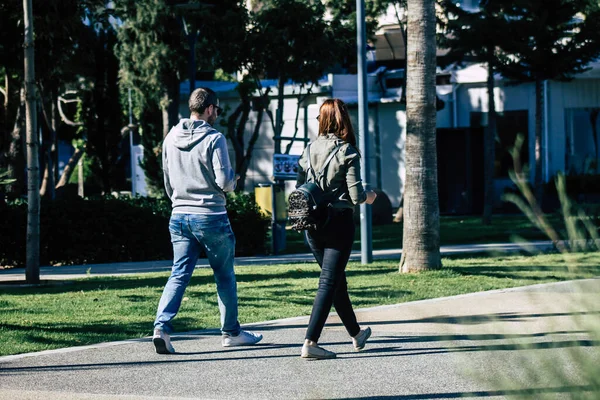 Limasol Kıbrıs Rum Kesimi 05 Mayıs 2020 Coronavirus salgını sırasında öğleden sonra Limasol sokaklarında yürüyen kimliği belirsiz kişilerin görüntüsü