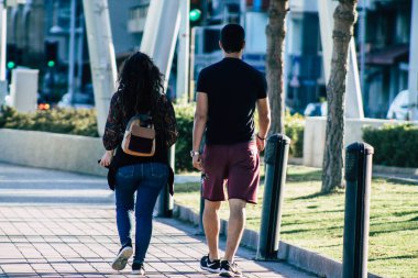 Limasol Kıbrıs Rum Kesimi 05 Mayıs 2020 Coronavirus salgını sırasında öğleden sonra Limasol sokaklarında yürüyen kimliği belirsiz kişilerin görüntüsü