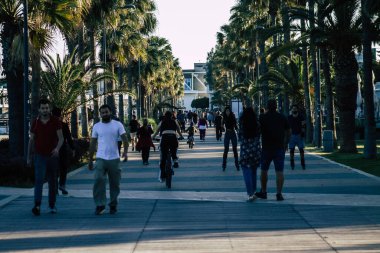 Limasol Kıbrıs Rum Kesimi 05 Mayıs 2020 Coronavirus salgını sırasında öğleden sonra Limasol sokaklarında yürüyen kimliği belirsiz kişilerin görüntüsü