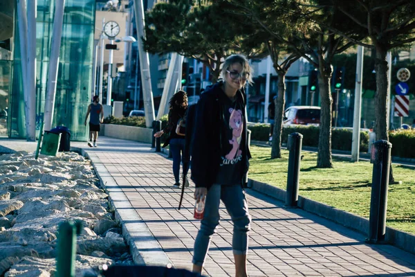 Лимассол Кипр Мая 2020 Вид Неизвестных Людей Идущих Улицам Лимассола — стоковое фото