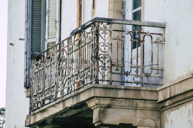 Limasol Kıbrıs Rum Kesimi 05 Mayıs 2020 'de öğleden sonra Limasol sokaklarında bir binanın cephesine yakın çekim