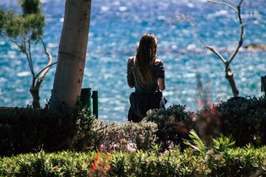 Limasol Kıbrıs Rum Kesimi 06 Mayıs 2020 Coronavirus salgını sırasında Limasol 'da deniz kenarında yürüyen kimliği belirsiz insanların görüntüsü