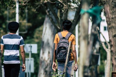 Limasol Kıbrıs Rum Kesimi 06 Mayıs 2020 Coronavirus salgını sırasında Limasol 'da deniz kenarında yürüyen kimliği belirsiz insanların görüntüsü