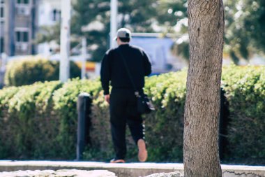 Limasol Kıbrıs Rum Kesimi 06 Mayıs 2020 Coronavirus salgını sırasında Limasol 'da deniz kenarında yürüyen kimliği belirsiz insanların görüntüsü