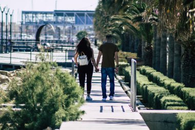 Limasol Kıbrıs Rum Kesimi 06 Mayıs 2020 Coronavirus salgını sırasında Limasol 'da deniz kenarında yürüyen kimliği belirsiz insanların görüntüsü