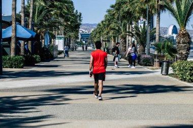 Limasol Kıbrıs Rum Kesimi 06 Mayıs 2020 Coronavirus salgını sırasında Limasol 'da deniz kenarında yürüyen kimliği belirsiz insanların görüntüsü