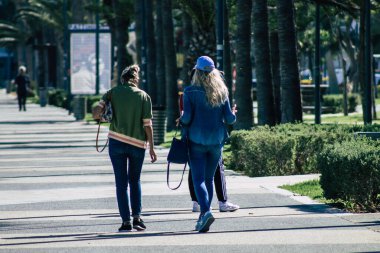 Limasol Kıbrıs Rum Kesimi 06 Mayıs 2020 Coronavirus salgını sırasında Limasol 'da deniz kenarında yürüyen kimliği belirsiz insanların görüntüsü