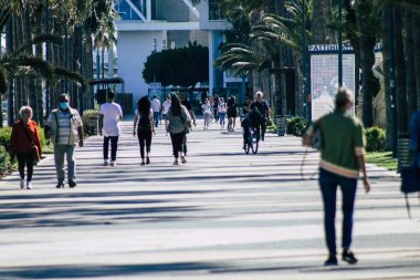 Limasol Kıbrıs Rum Kesimi 06 Mayıs 2020 Coronavirus salgını sırasında Limasol 'da deniz kenarında yürüyen kimliği belirsiz insanların görüntüsü