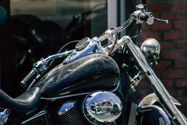 Kıbrıs Rum Kesimi 06 Mayıs 2020 'de Kıbrıs Rum Kesimi' nin Limasol adasının sokaklarına park edilmiş bir motosikletin kapatılması