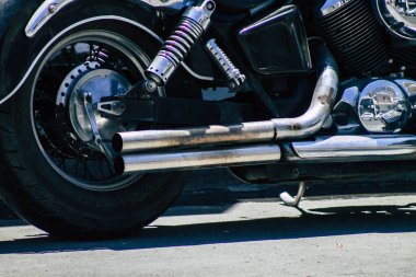 Kıbrıs Rum Kesimi 06 Mayıs 2020 'de Kıbrıs Rum Kesimi' nin Limasol adasının sokaklarına park edilmiş bir motosikletin kapatılması